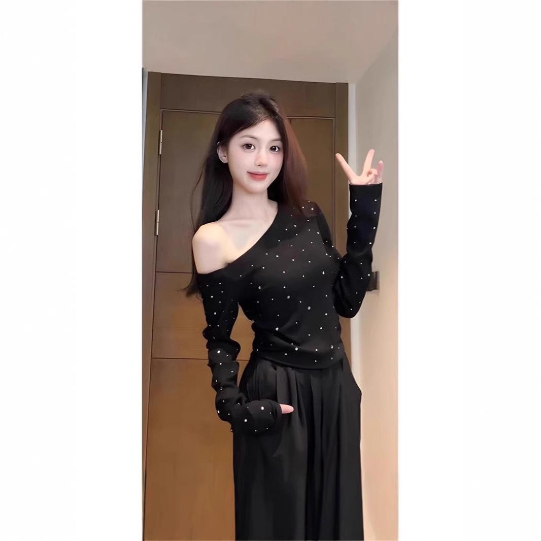 

Весенняя черная асимметричная женская футболка с длинным рукавом, украшенная бриллиантами Medium чёрный