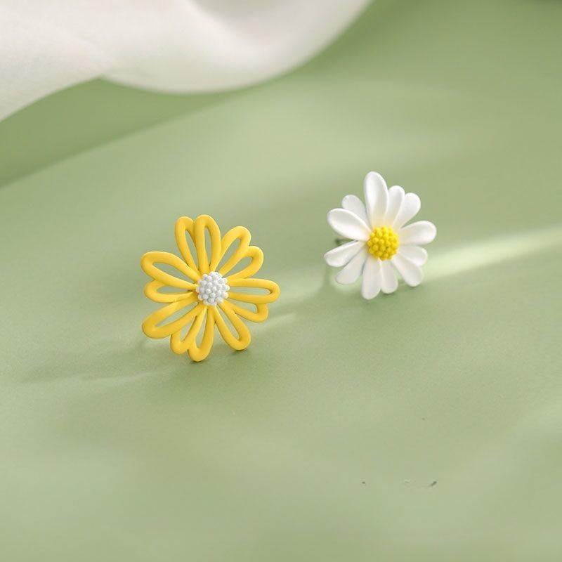 Elegant Asymmetrical Daisy Flower Stud Earrings Are A Charming Gift for Women.