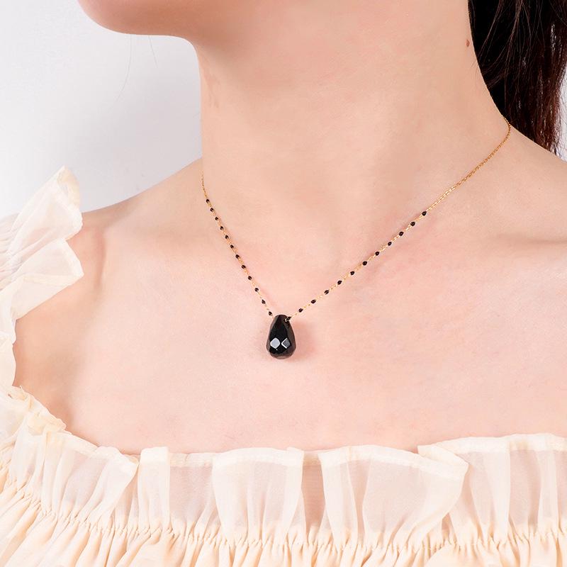 

Black Agate Pendant Necklace: Women s Clavicle Chain with High-Design Choker Accessory