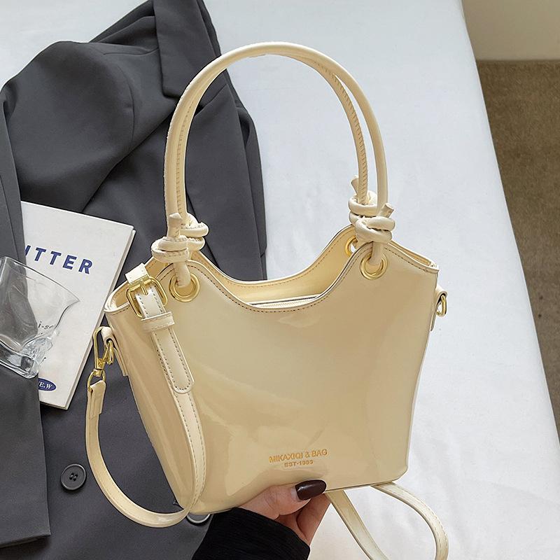 Popular Simple Retro High-end Texture Bright Leather Hand Carrying Bucket Bag Versatile Commuting Foreign Style Single Shoulder Messenger Bag Bag Fema