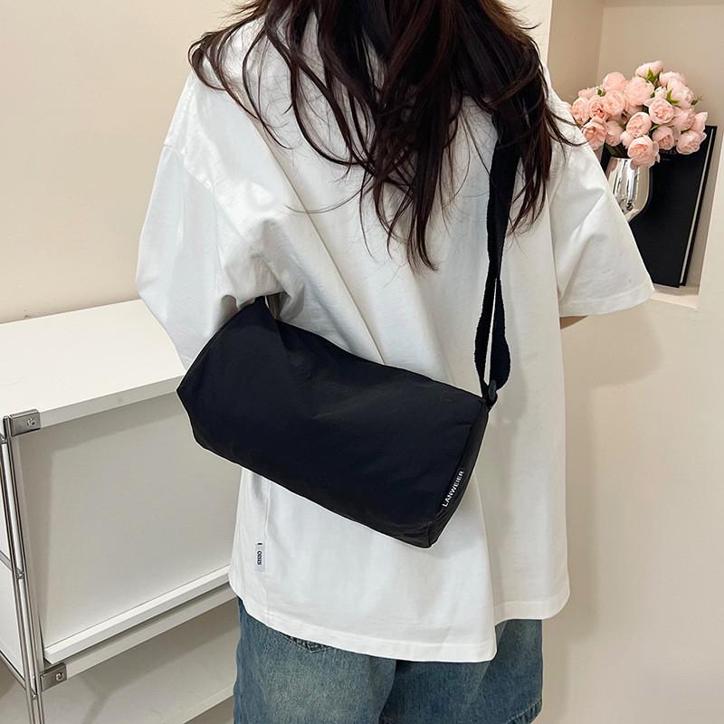 Simple Solid Color Large Capacity Lightweight Women Casual Cylindrical Bag For Casual Travel
