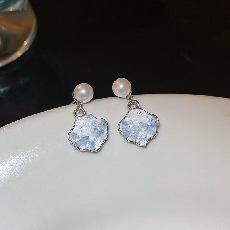 Seaside vacation wind gradual change oil painting wind petal stud earrings small fresh sweet earrings light luxury niche high sense earrings