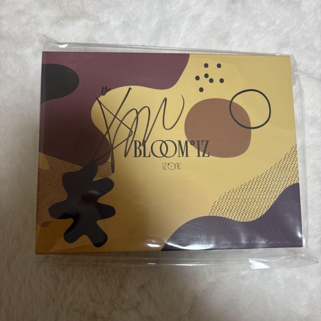

[USED] IZONE Le Seraphim Kim Chaewon autographed album