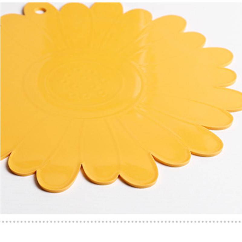 2pcs Silicone Trivet Mat Cute Sunflower Anti Scalding Mat, Heat Insulation Pat for Dishes, Soft Silicone Meal Mat Table Anti Slip Coaster
