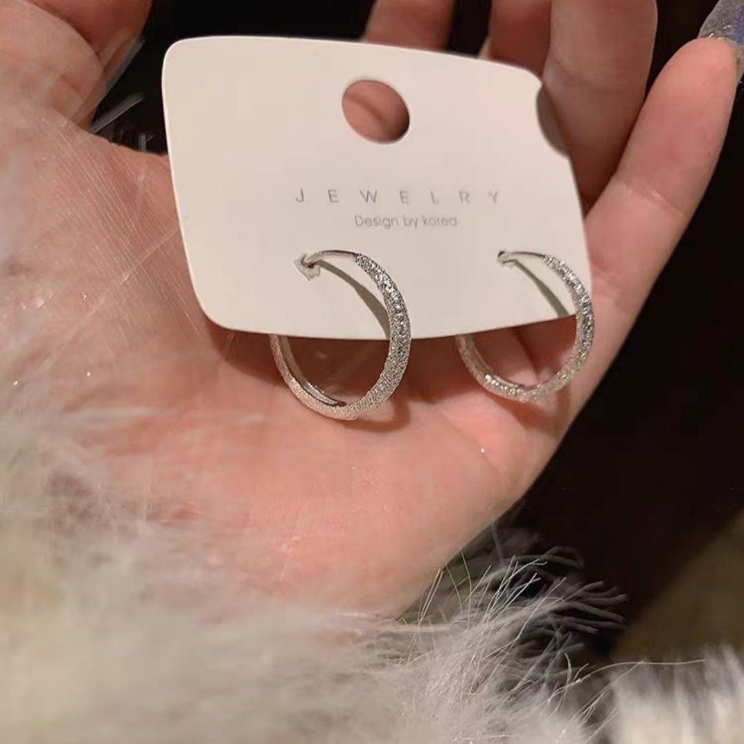 

Серебряные матовые серьги-кольца для женщин — элегантный, высококлассный стиль для поездок на работу frosted серебряный