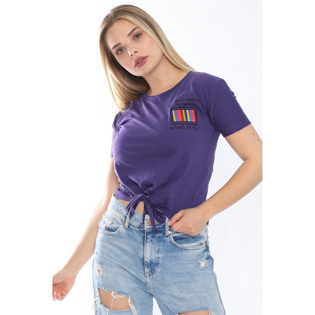 Damen-T-Shirt mit aufgestickter TV-Stickerei vorne und Krawatte