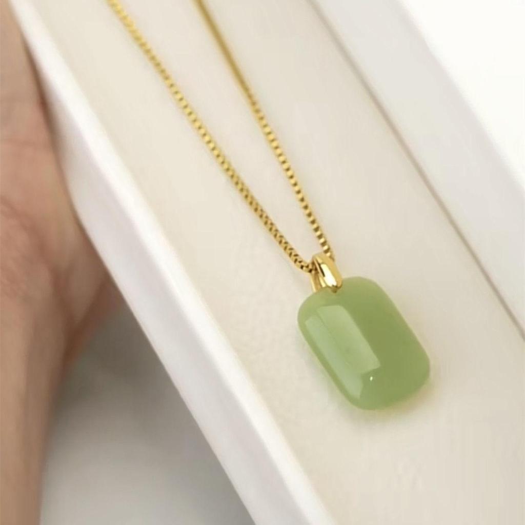 Green Amulet Pendant Niche Minimalist Necklace: Light Luxury Temperament Clavicle Chain, Fashion Versatile Jewelry