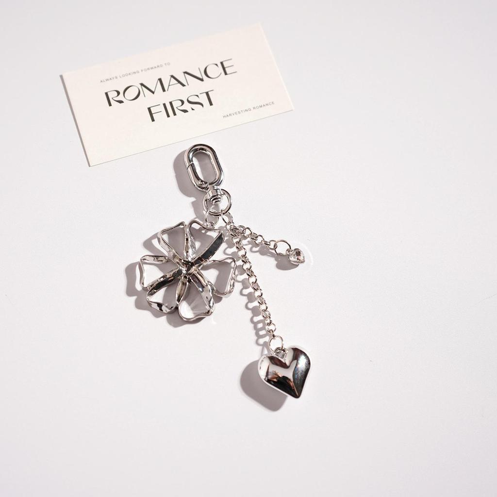 Cute Four-Leaf Clover Heart Keychain Pendant - Small Gift Car Backpack Charm