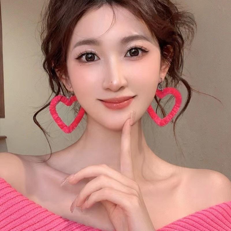 Cute Barbie Pink Stud Earrings Exaggerate To Show The Face, Thin And Big Love Plush Rose Red Bouncy Earrings Earclips