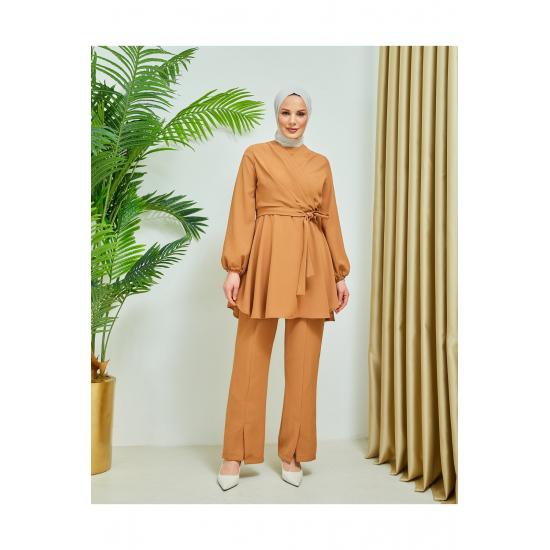 Costum pentru damă, cu guler dublu, cu brâu, din crep hijab