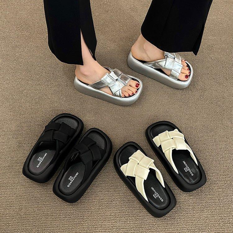 Beautiful thick-soled cool slippers with skirts, women's summer wear fashion and advanced sense 2025 new French beach shoes