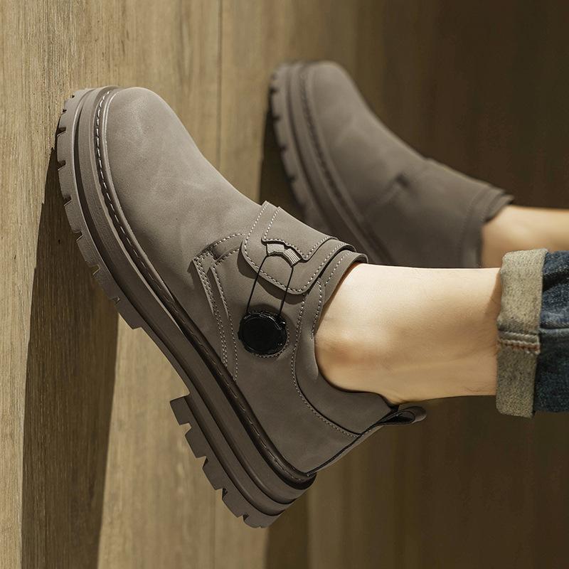 

Leather martial arts shoes Tai Chi shoes Taoist shoes Practice shoes Cow tendon sole Special sports shoes for group competitions 44 [standard sports code] сірий колір