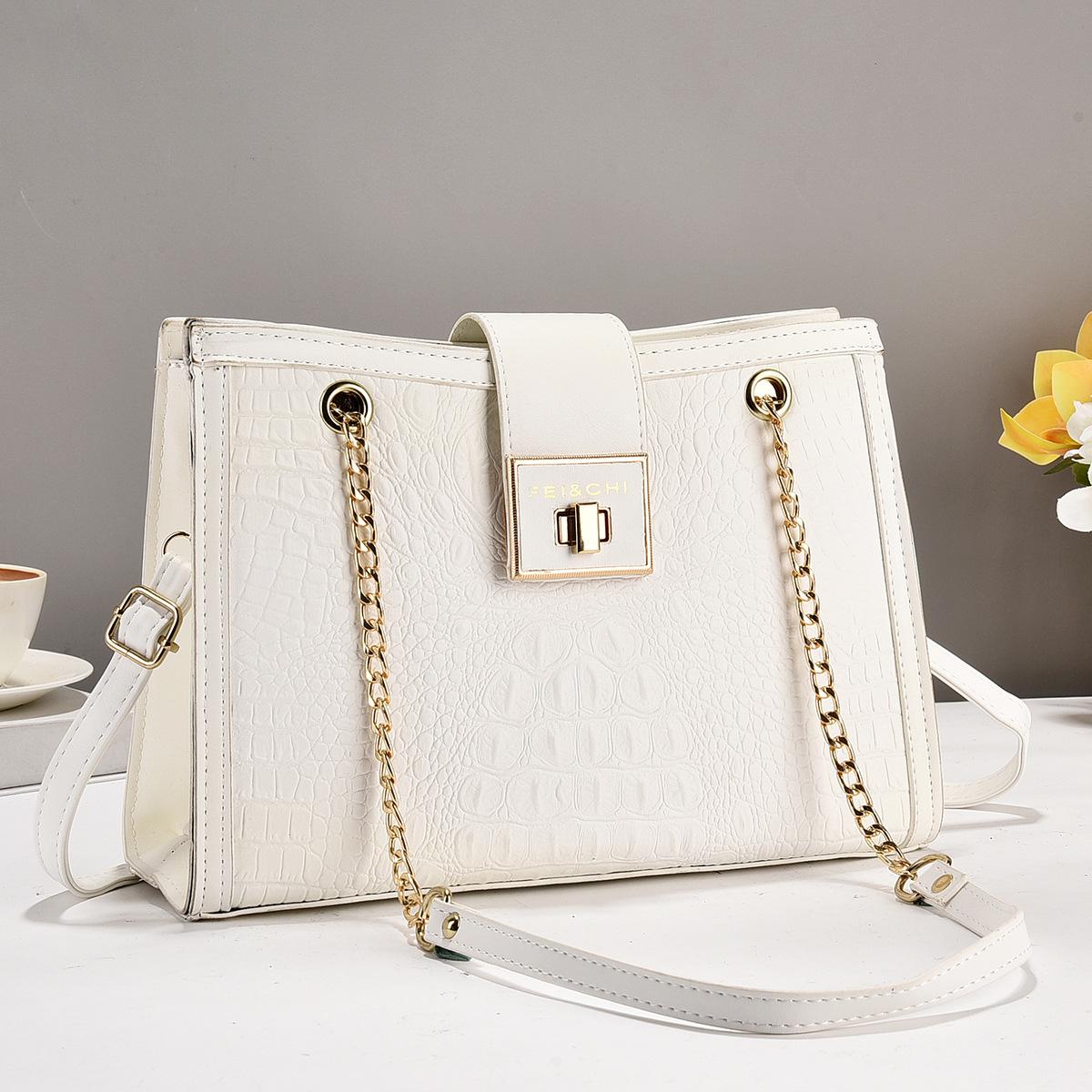 Le nouveau sac à main tendance à imprimé crocodile est un sac de grand-mère avec un haut niveau d'apparence et une sensation tendance.. C'est un sac bandoulière de grande capacité . gray