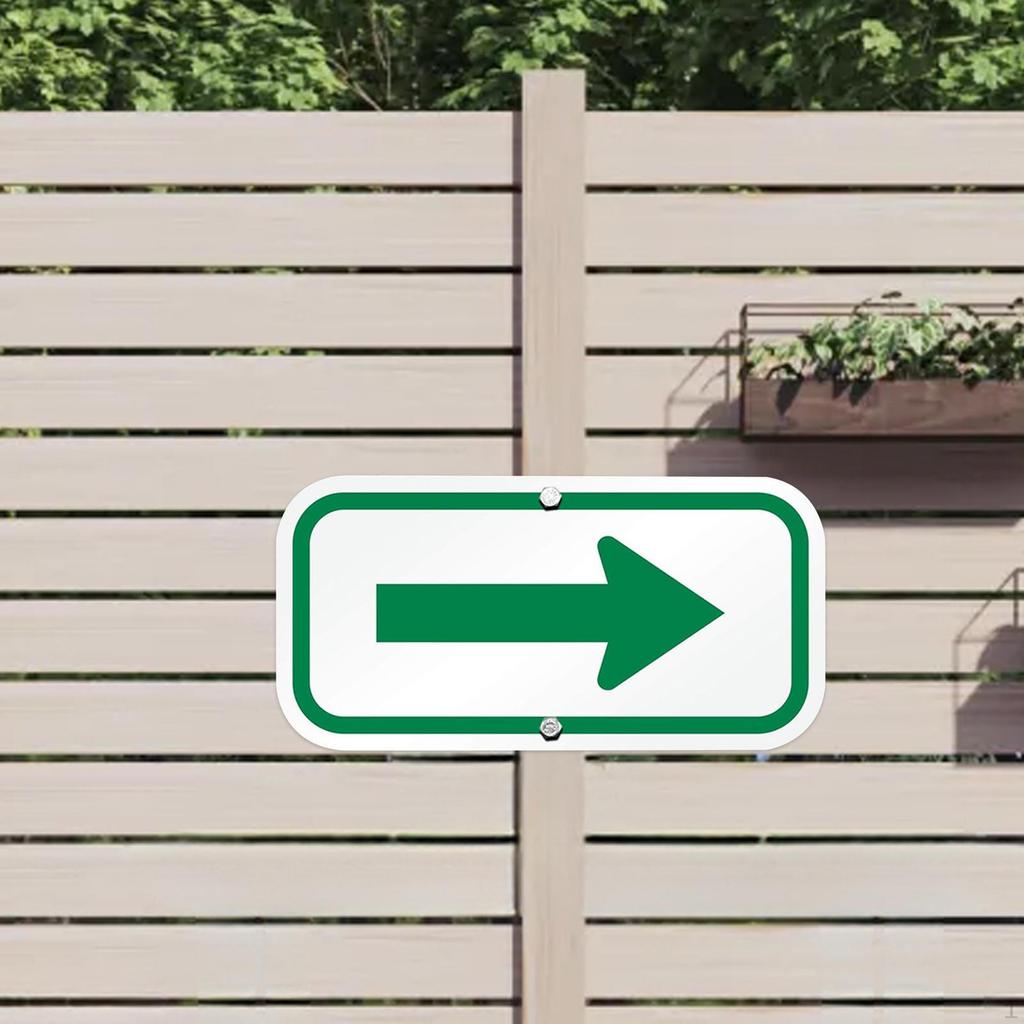 Pfeilförmiges Verkehrszeichen mit reflektierenden Buchstaben auf der Innenseite