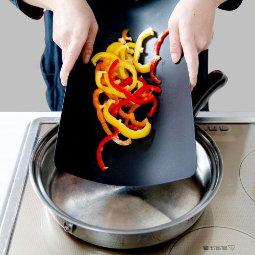 Astro Cutting Board, Set of 2, Black, Made in Japan, Antibacterial, Heat-Resistant, Mini Cutting Board, Clean, with Binchotan Charcoal, and Rimmed Edg