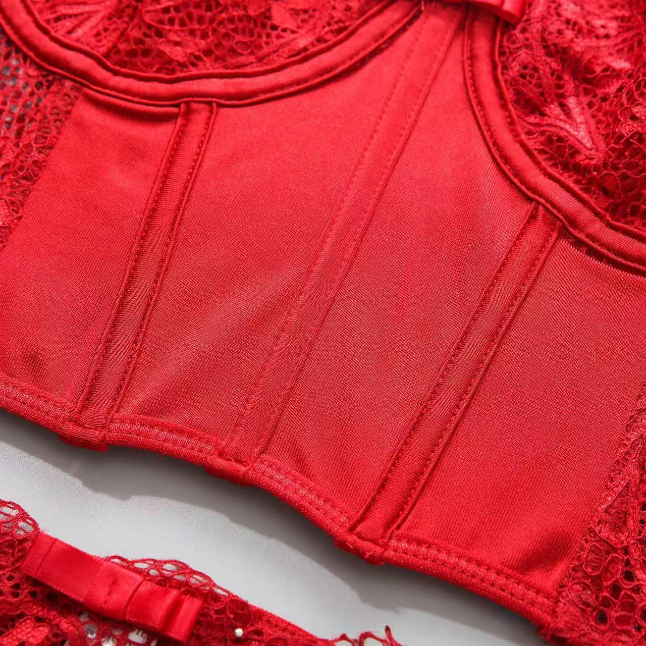 

Кружевной кроп-топ на косточках и прозрачный комплект нижнего белья со стальными кольцами S