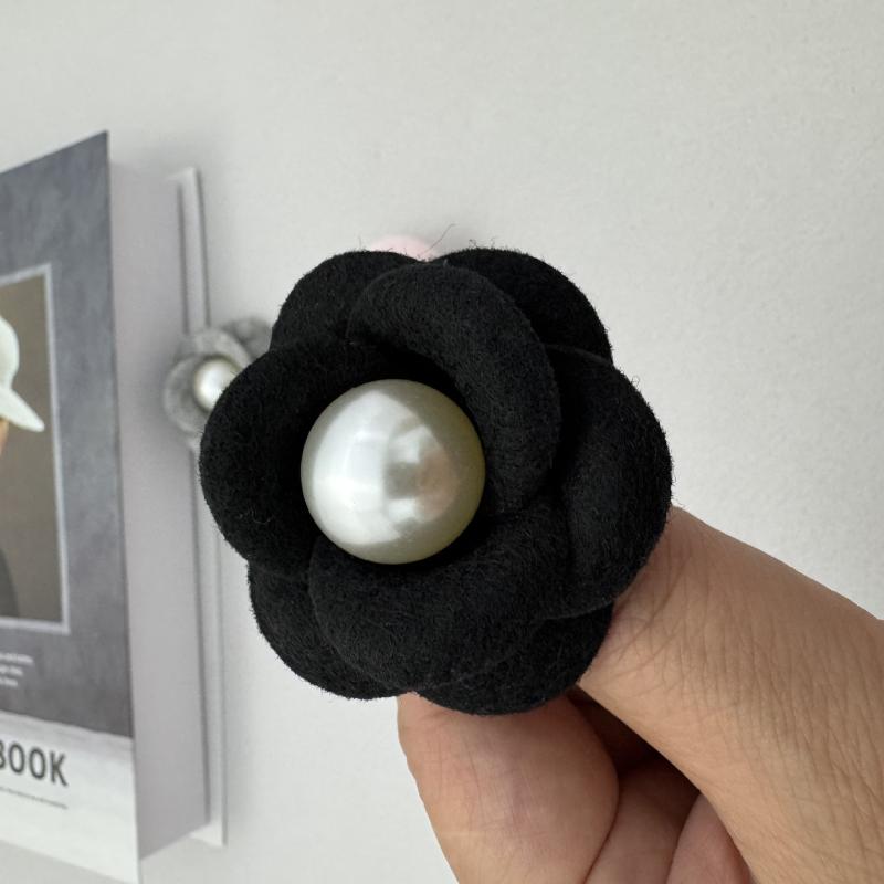 Women Vintage Temperament Imitation Wool Pearl Camellia Brooch Clothing Accessories