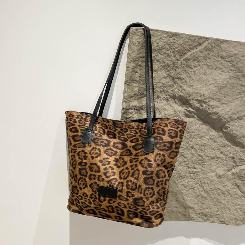 

Trendy Canvas Tote Bag For Women With Unique Design In Fashionable Leopard Pattern Large Leopard Brown