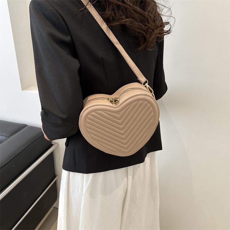 Fashionable Korean Style Solid Color Heart Shaped Pu Handbag For Spring Casual Use