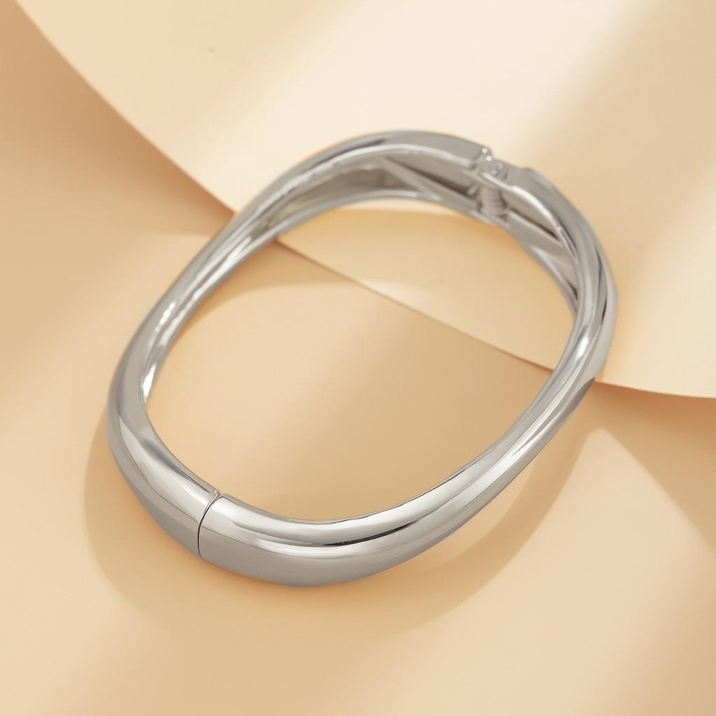 Design Sense Fashion Trend Metal Smooth Surface, Water Drop Hug Bracelet Spring Bracelet