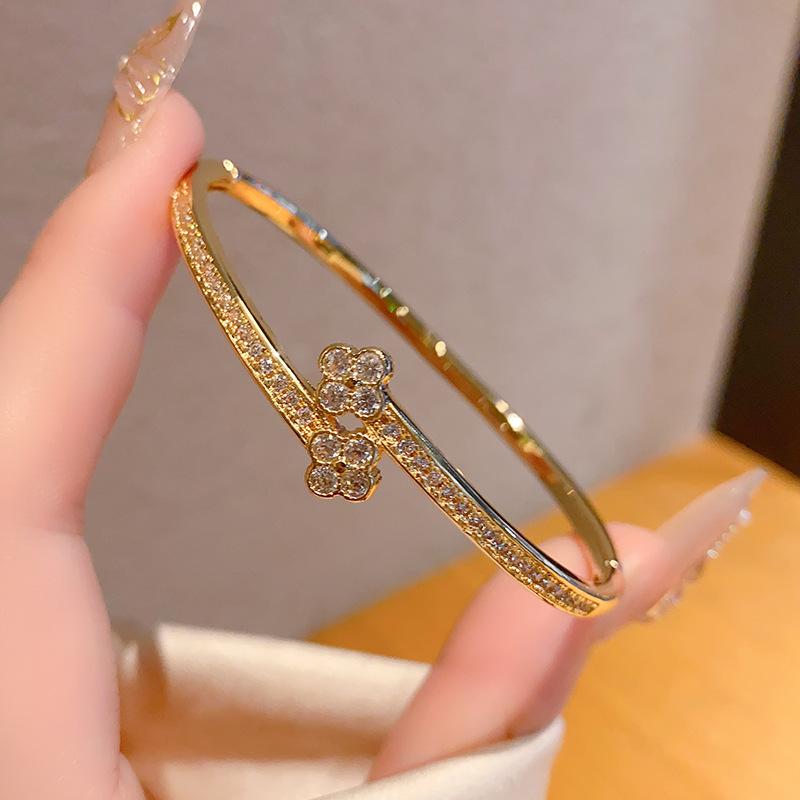New Korean version four-leaf clover bracelet personalized versatile diamond-encrusted zircon square buckle bracelet