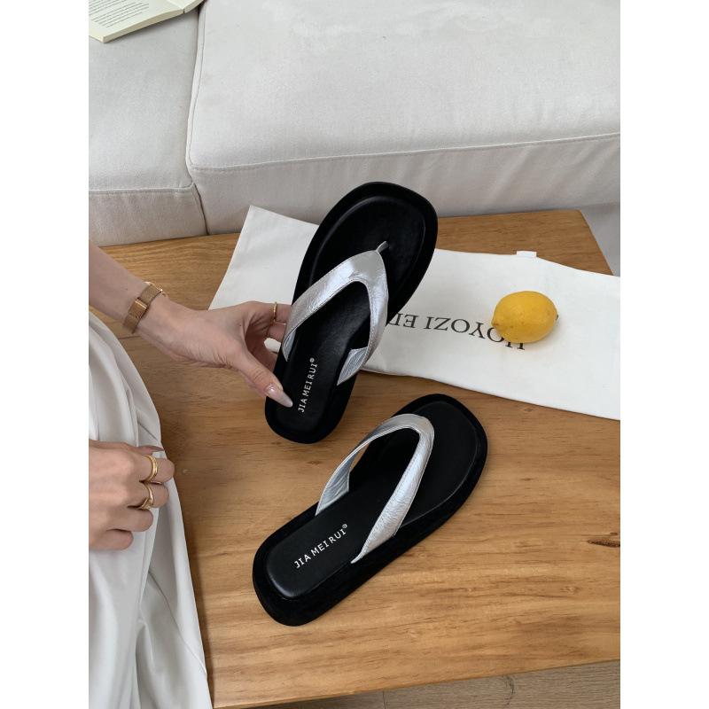 

Thick-bottomed square-headed flip-flops for women s summer wear 2025 new holiday style travel beach pinch foot cool slippers for women 39 серебряный