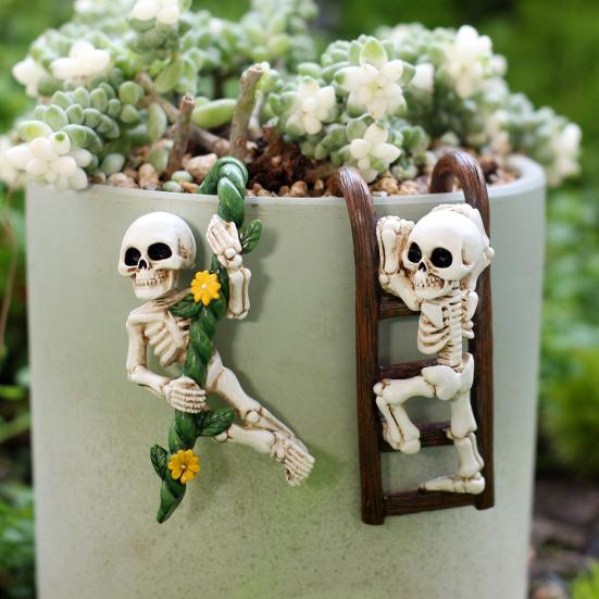 2 Pcs Funny Climbing Skeleton Statues Small Resin Skeleton Planter Hugger for Flowerpot Patio Balcony Porch Yard Lawn Garden Halloween Decor