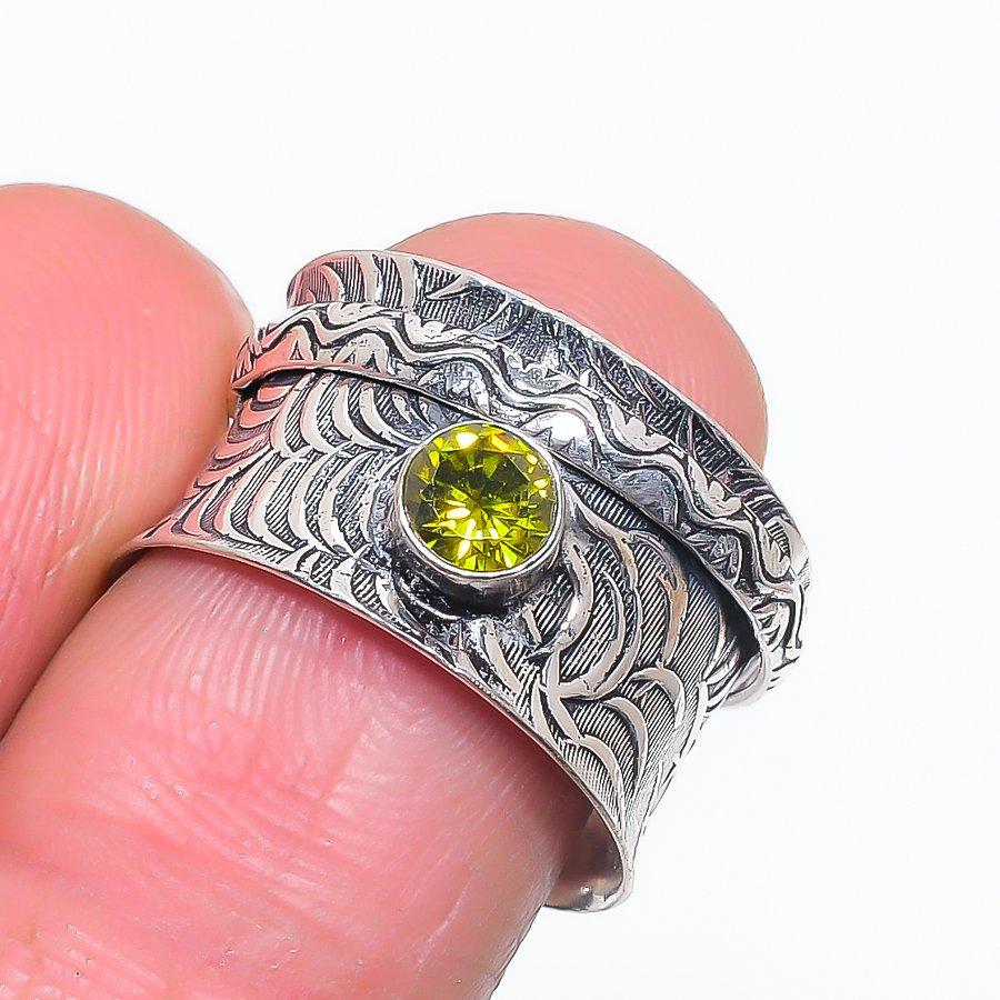 

Peridot Handmade 925 Sterling Silver Jewelry Ring Size 7.5 V9g03