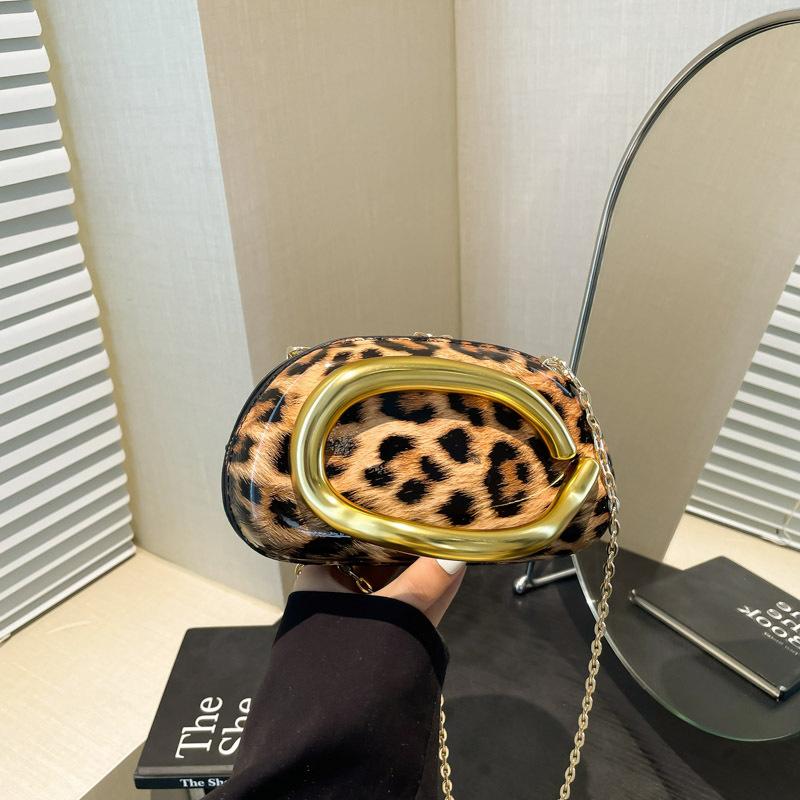 

2025 women s European and American new shoulder messenger bag, special-shaped shell acrylic fashion leopard print dinner bag tide чорний