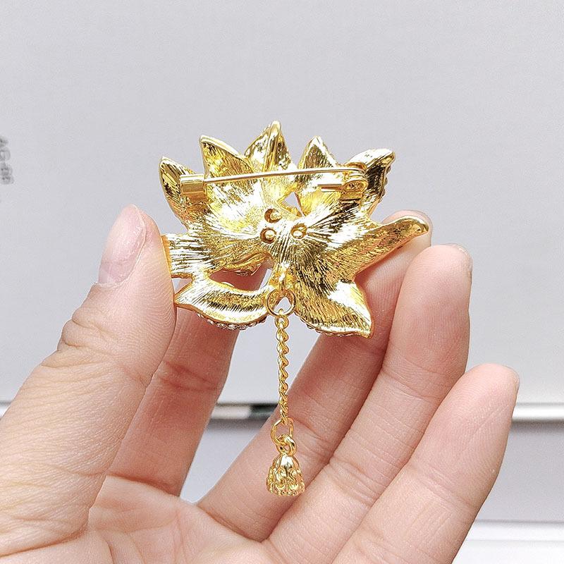 Drop Oil Lotus Brooch, High-end and Niche Pearl Corsage, High-end Vintage Pin
