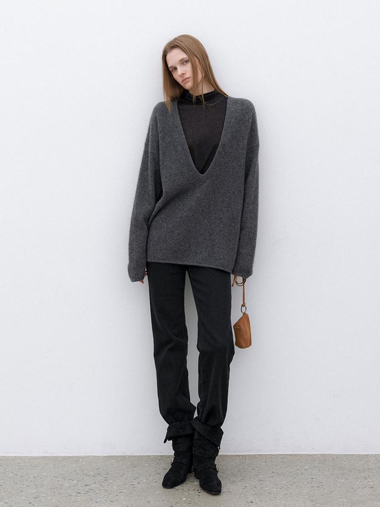 ATELIER NAIN (T-7144)Yak Blended Deep V-Neck Knit