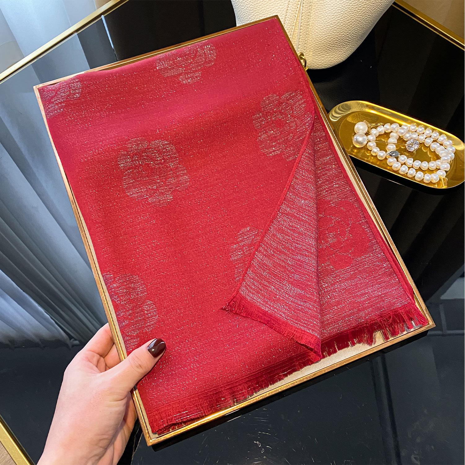 

Имитация шелкового платка Женская мода Высокий стиль Камелия Универсальная дорожная шаль Тенсел Хлопок Шелковый платок Женский красный