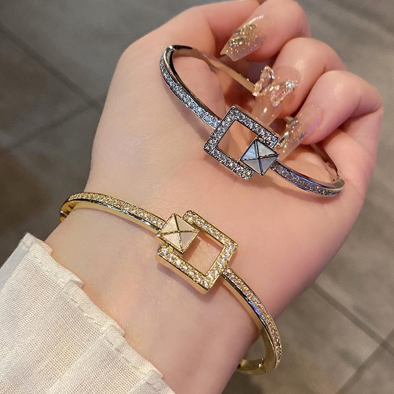 New Women's Bracelet Twisted Small Flower Bracelet European and American High-end Temperament Bracelet