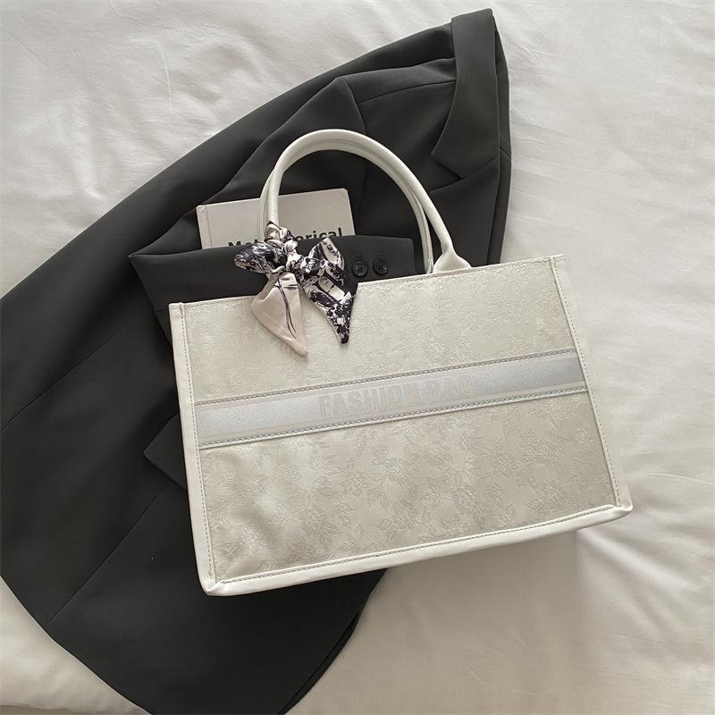 1 Stuks Grote Capaciteit Geborduurde Tote Bag Dames Hoge Kwaliteit Niche Commuter Handtas Schouder Messenger Bag Vrijetijdstas