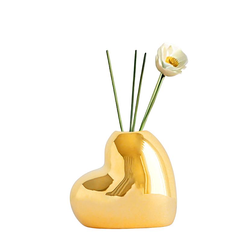 1PC Heart Shaped Bottle Creative Ceramic Bottle Gold Aromatherapy Bottle Fragrance Ornament Small Vase Simple 5.5x3.3x4.8cm