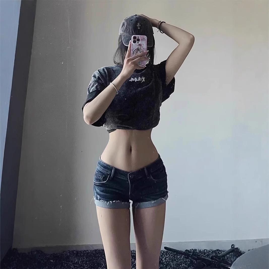 

Женские милые и пикантные джинсовые шорты с низкой посадкой - миниатюрные ретро-шорты, стройнящие фигуру, с подвернутым краем XS синий