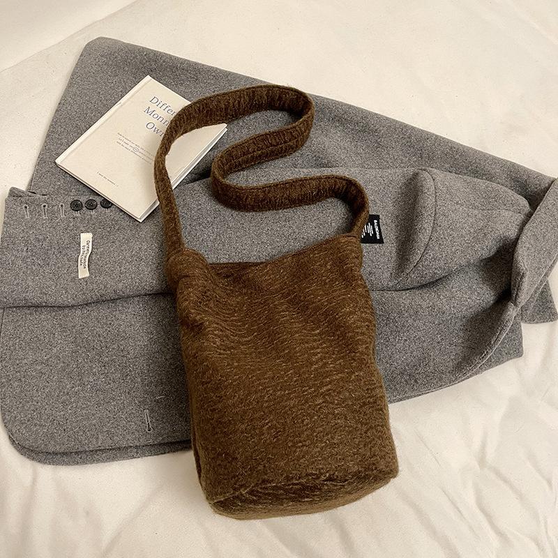 

Fashion shoulder bag 2025 winter new foreign style messenger bag solid color bucket bag women