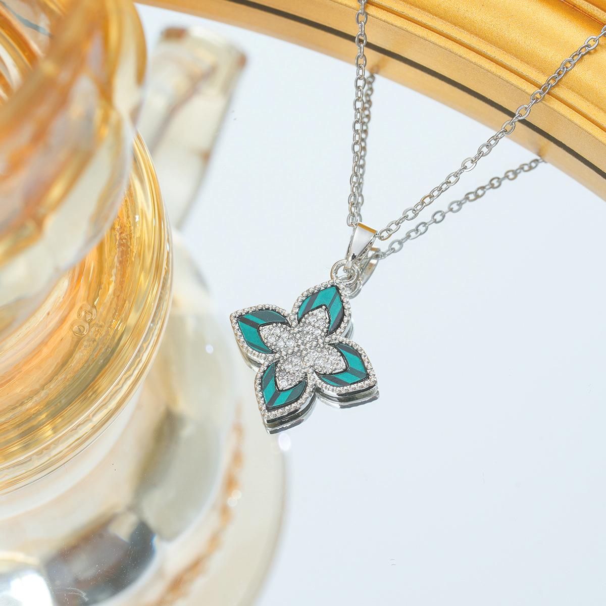 

Ожерелье с четырьмя листочками клевера, полностью бриллиантовое, для женщин. Свежее, простое, модное и универсальное. Темпераментная ключичная цепочка.