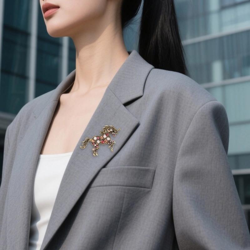 Unique Brooch Pin Horse Badge Beautiful Pin Alloy Texture Fashion Accessory Suitable for Clothing and Bag Decorating
