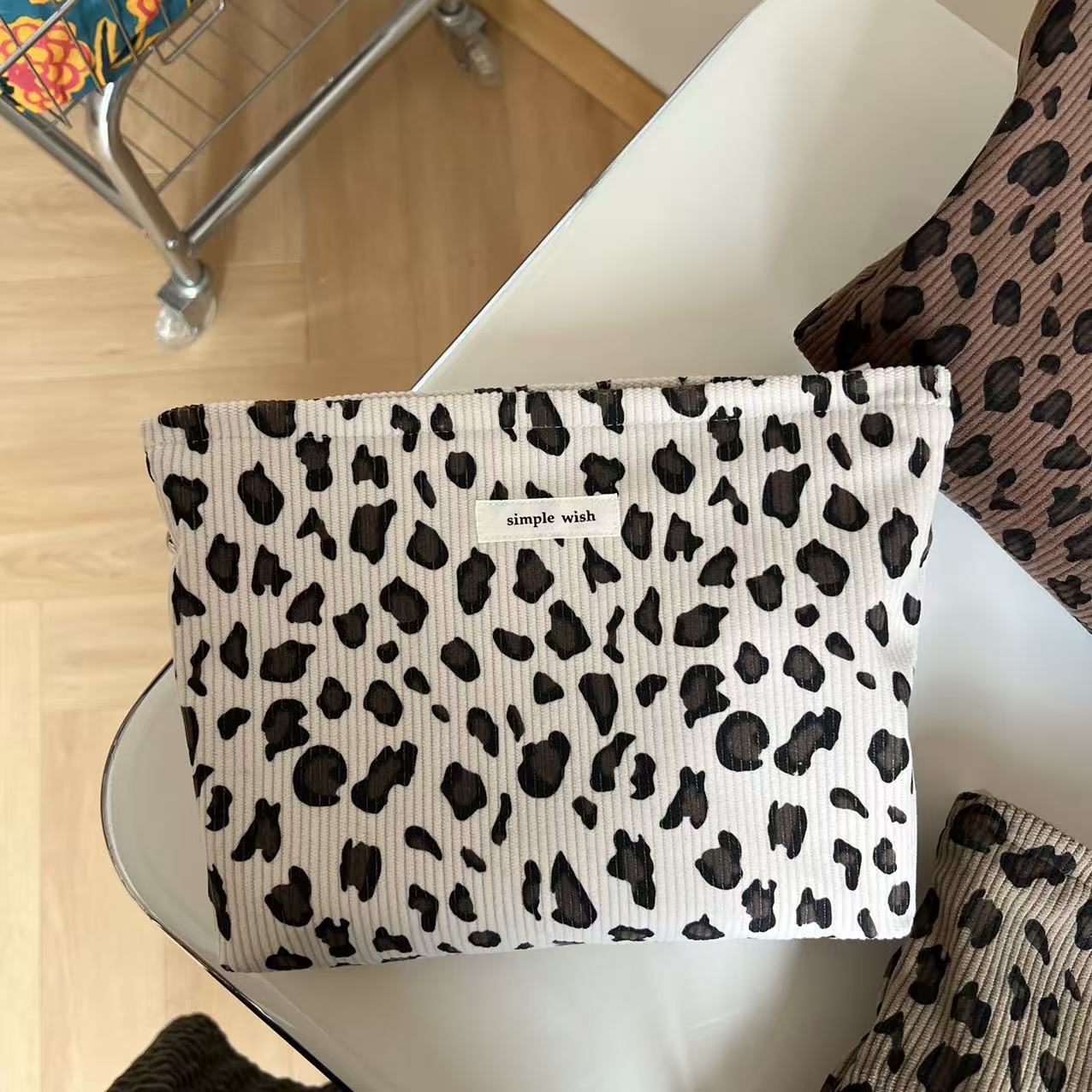

Corduroy Retro Leopard Pattern Makeup Bag Lipstick Cosmetic Organizer Zipper Bag Travel Washing and Storage Bag for Women белый