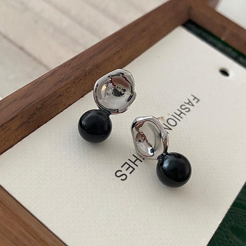 Brincos de ágata preta com design de disco de metal, joias de orelha de nicho, moda, personalidade, brincos de pino de alto sentido