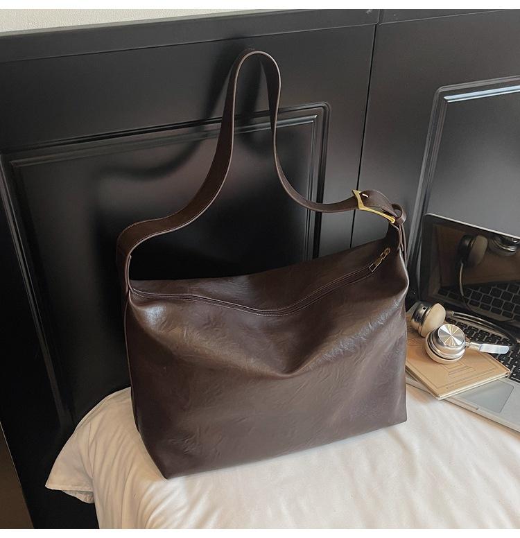 

Простая и в зарубежном стиле сумка большой вместимости женская 2025 новая модная универсальная сумка-тоут высококачественная текстура на плечо сумка-мессенджер