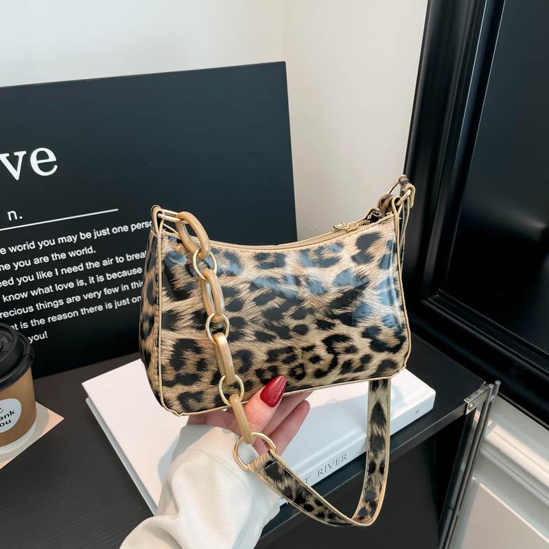 Niche design bags are popular in autumn, new fashion shoulder underarm bags, trendy fashion leopard print handheld women's bags