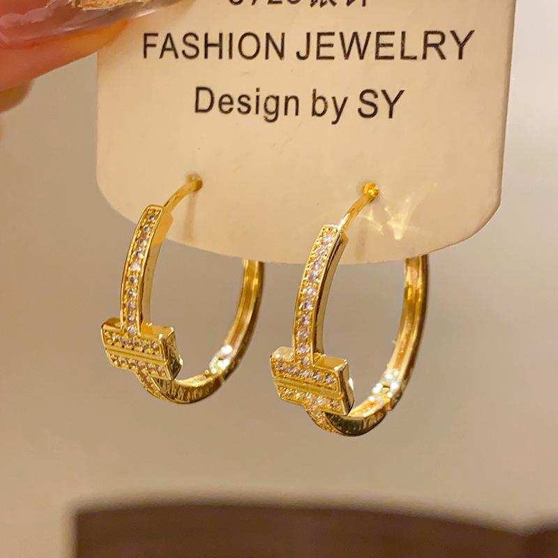 Ear Cuff Letra em Ouro 18K Banhado com Zircônia – Acessório de Brinco Elegante para Mulheres