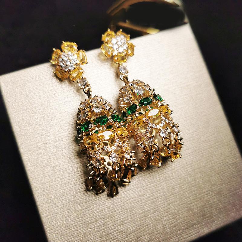 

Циркониевые цветы, колокольчики ветра, серьги-подвески, ретро-серьги-пусеты в придворном стиле, изысканные серьги класса люкс.