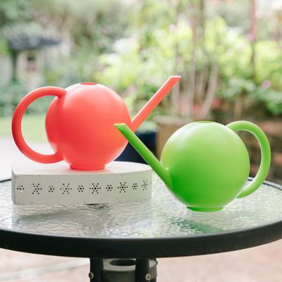 Annaffiatoio pratico da 1,5 litri con beccuccio lungo, antiurto, in plastica per il risparmio idrico, per il giardino