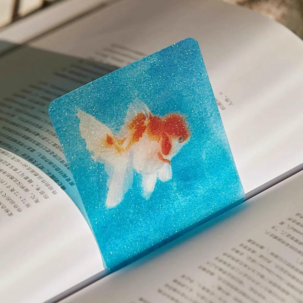 

Goldfish Pvc Bookmark Tear-Resistant Glitter Bookmark Sparkle Book Accessory Transparent Transparent Page Marker For Students синий