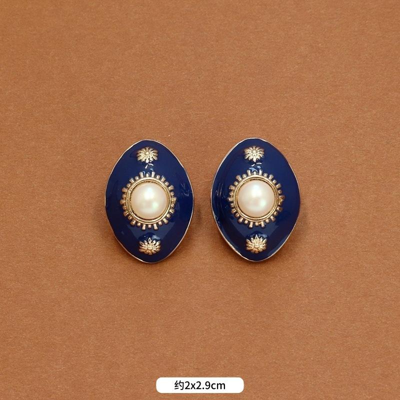Autumn and winter niche French retro court enamel stud earrings femininity fashionable personality exaggerated Hong Kong style small fragrant ear