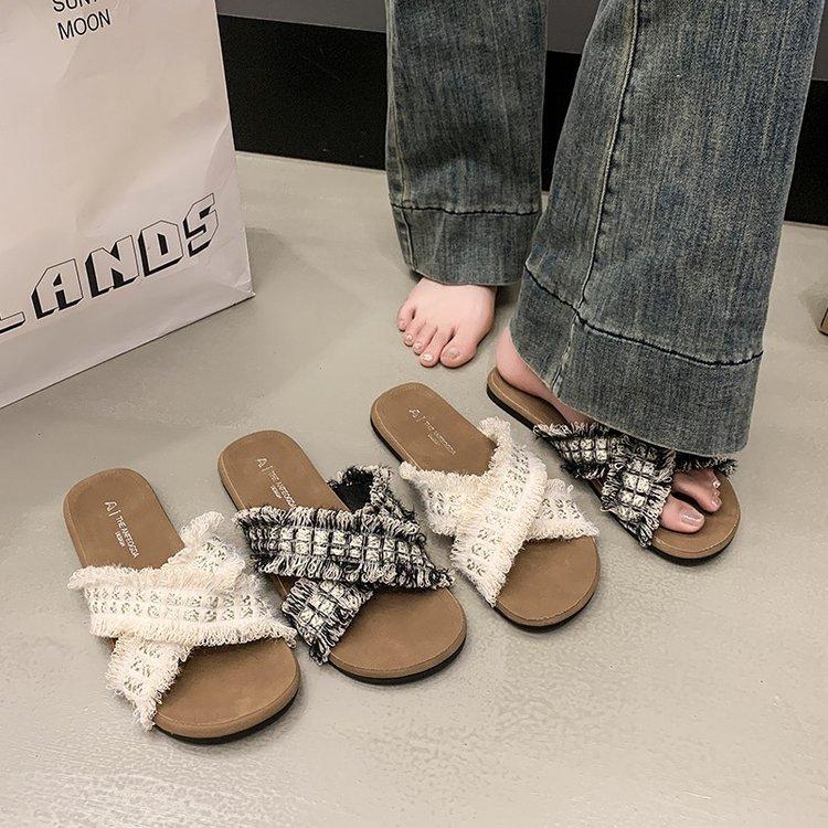 Fairy wind soft-soled cool slippers female summer wear 2025 new Internet celebrity explosion flat-bottomed seaside vacation beach shoes