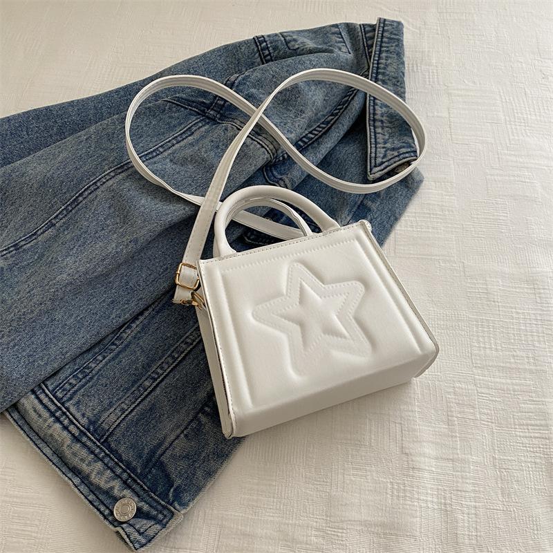 

Модный нишевый дизайн пятизвездочная вмятина на плече сумка-мессенджер 2025 осень новая высокоценная маленькая квадратная сумка белый